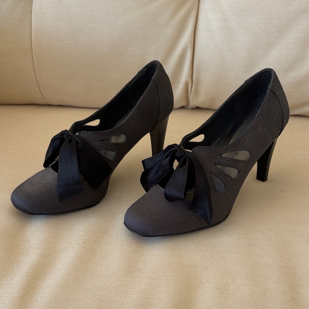 Elegant Gray Black Heels with Ribbon Detail